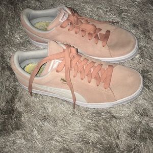 Pink suede men pumas